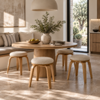 Taburete bajo Jaco en color arena con asiento tapizado giratorio y patas de madera natural