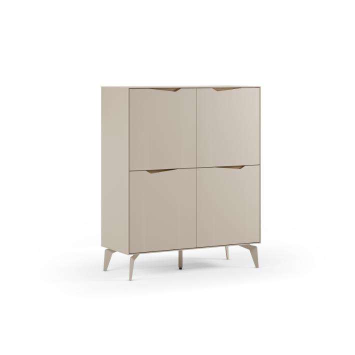 Mueble auxiliar alto Jaden de 98 cm en crema y roble con cuatro puertas
